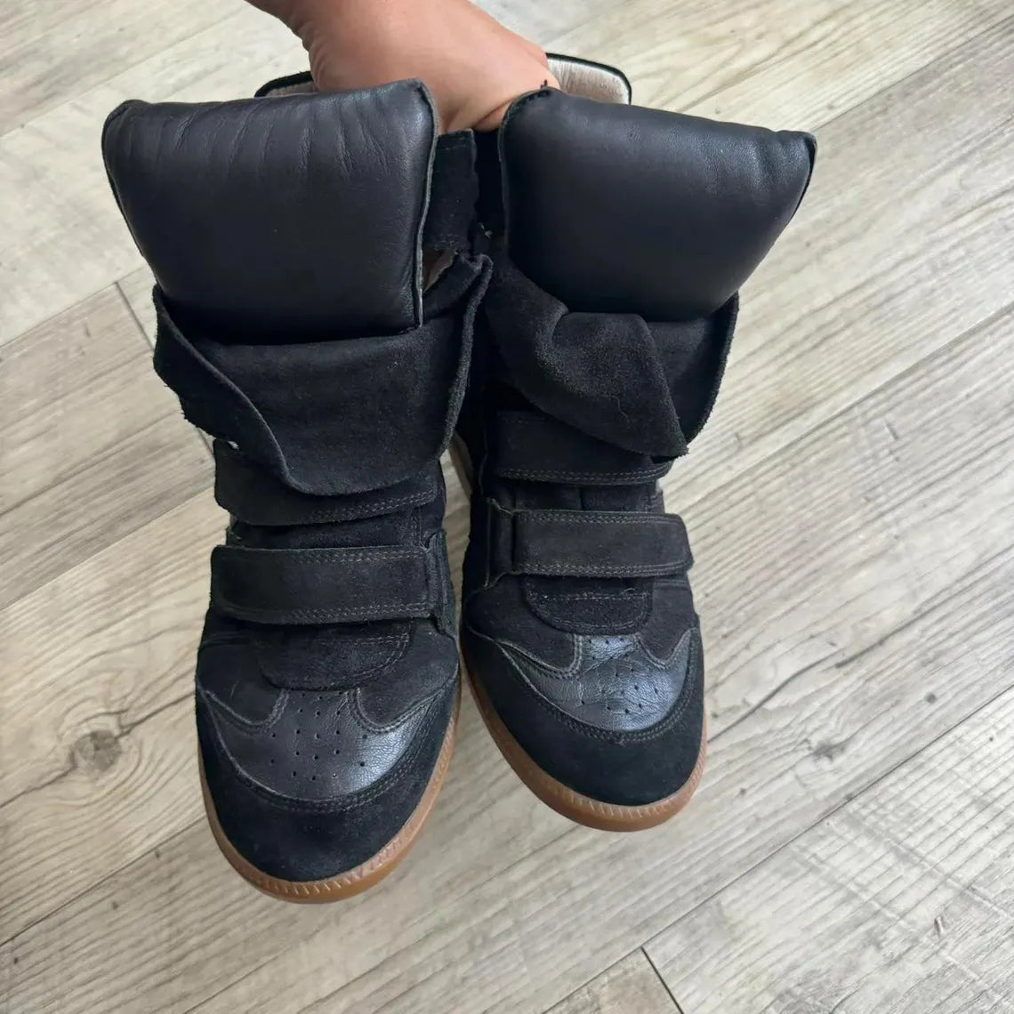 Isabel Marant Bekket Wedge Sneakers – Black Leather – Pre-Owned Available in EU sizes 37 to 41 (US 6.5–10.5 / UK 4.5–8.5)